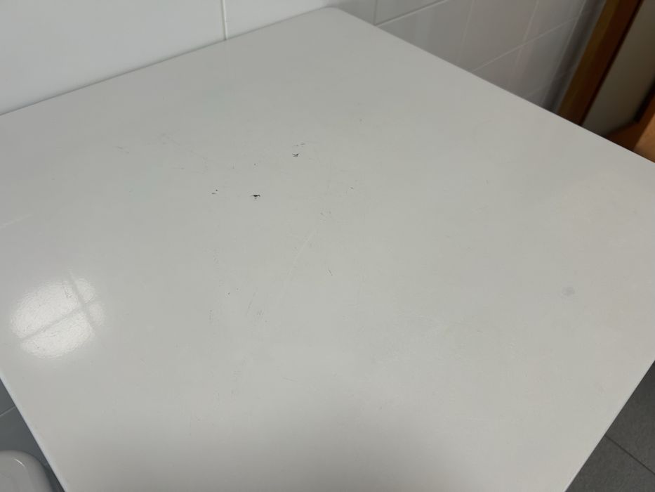 Mesa alta Sklum com 2 bancos brancos