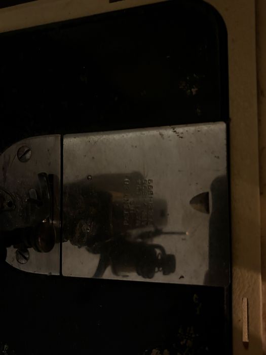 Zabytkowa maszyna do szycia SINGER – klasyk, silnik TUR 2