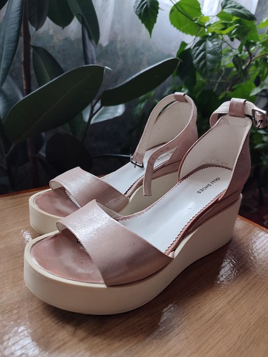 Босоніжки жіночі