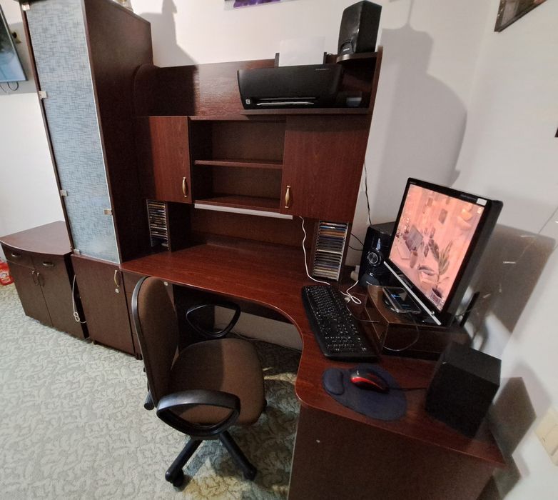 Комп'ютерний стіл.