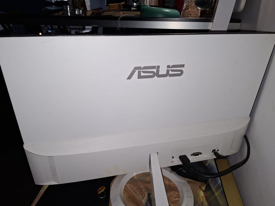 Monitor de computador da marca ASUS