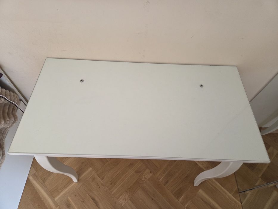 Stylowa biała toaletka / konsolka ze szklanym blatem.