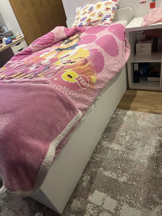 Cama solteiro com gabetas e prateleiras