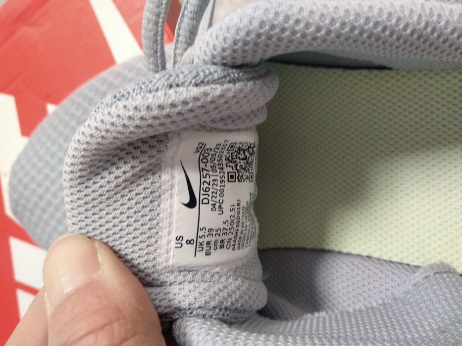 Ténis cinza Nike Novos N 39