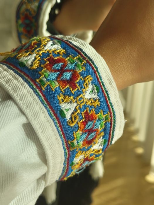 Casaco ganga branco com mangas coloridas