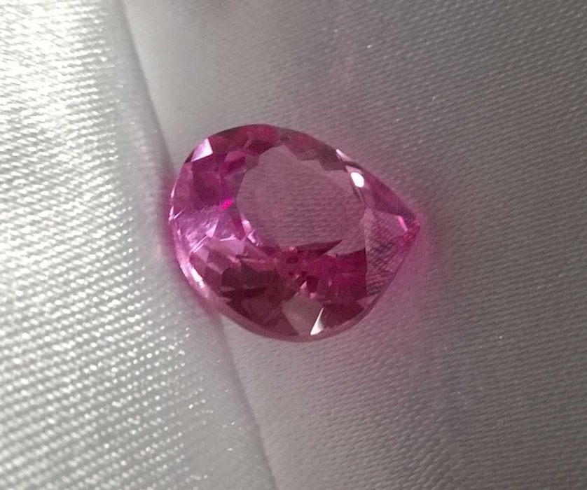 Szafir różowy  8 .6 CT , 12.8 x 12.3 mm