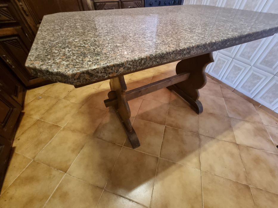 Mesa de cozinha tampo em granito
