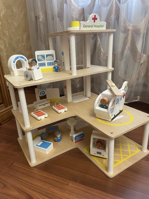 Лікарня Еко іграшка! Триповерхова з ліфтом , що рухається.