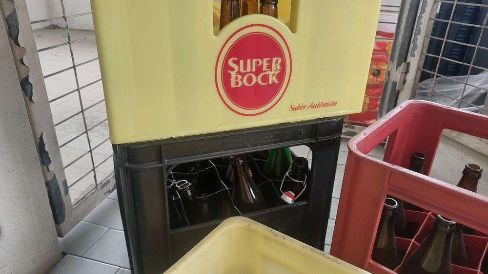 Grades de cerveja com garrafas