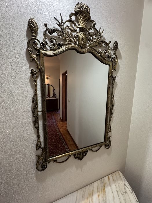 Mesa de apoio e espelho.