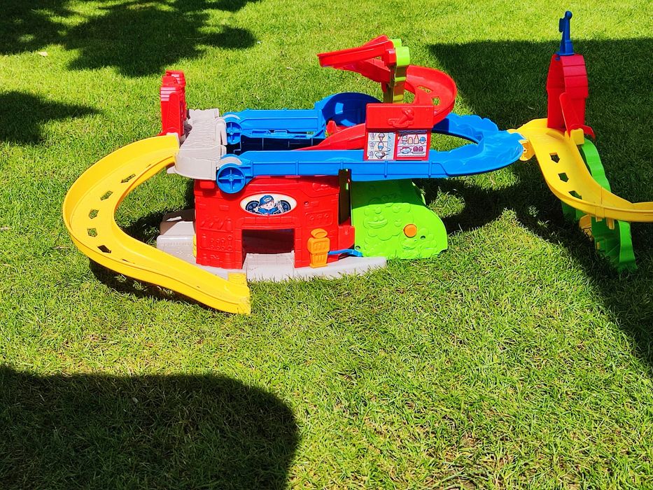 Duży tor samochodowy – garaż, zjazdy i spirale – stan bardzo dobry Fisher Price Chotomów