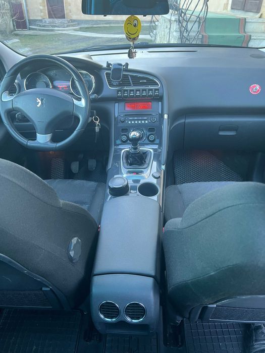 Продається гарний та економний  сімейний Пежо 3008