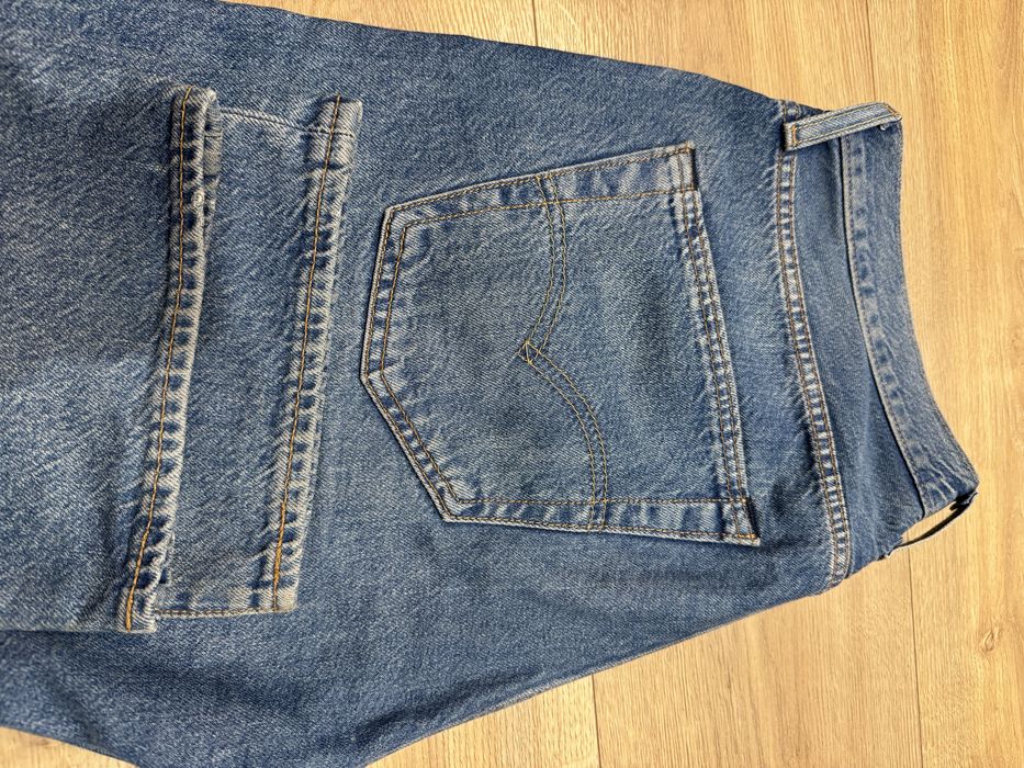 Męskie dżinsy Levi’s 501 w rozmiarze 32/30, stan jak nowe, kolor jasnoniebieski