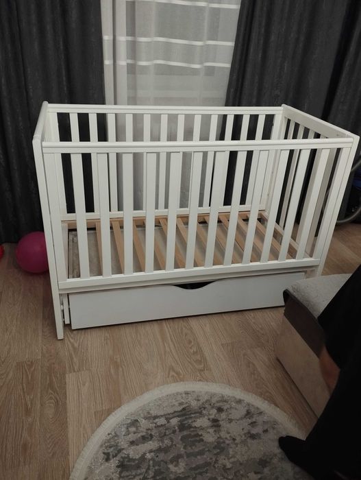 Дитяче ліжечко з маятником