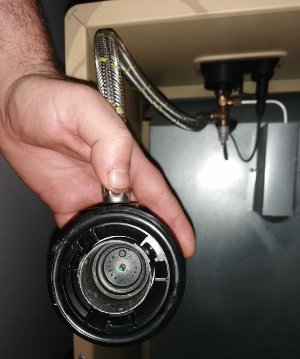 Aquecedor à gás novo com botija de gás.