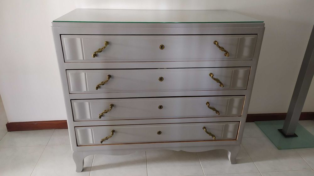 Cómoda antiga em bom estado