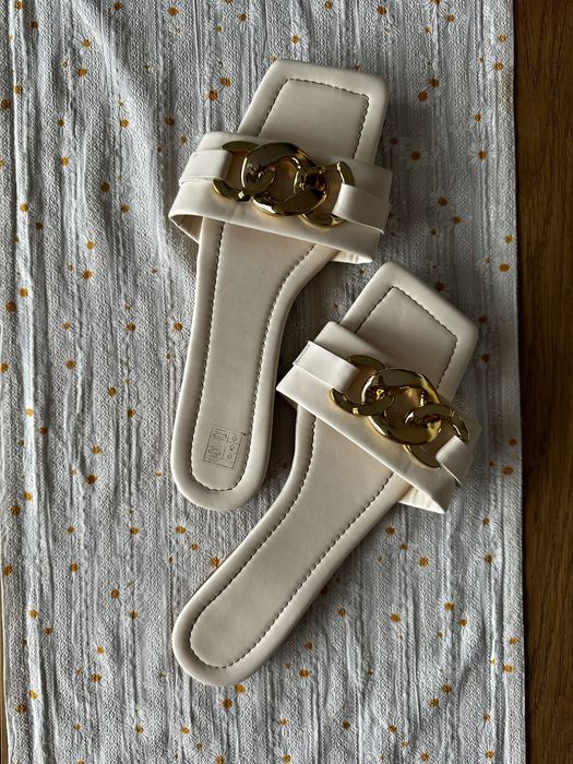 Klapki na lato beżowe kremowe boho ze zlotym zdobieniem 41