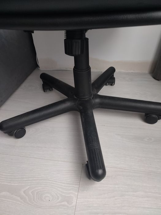 Офісне крісло в нормальному стані