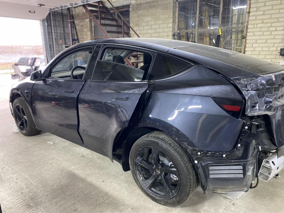 Tesla Model Y Juniper 2025-2026 двері передні, двері задні.