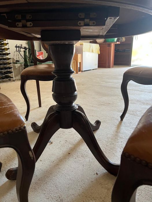 Mesa redonda extensivel e cadeiras