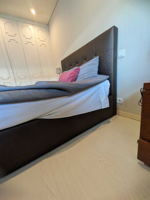 Cama de Casal com Arrumação (Sommier Elevatório) + Cabeceira Estofada – Excelente Estado