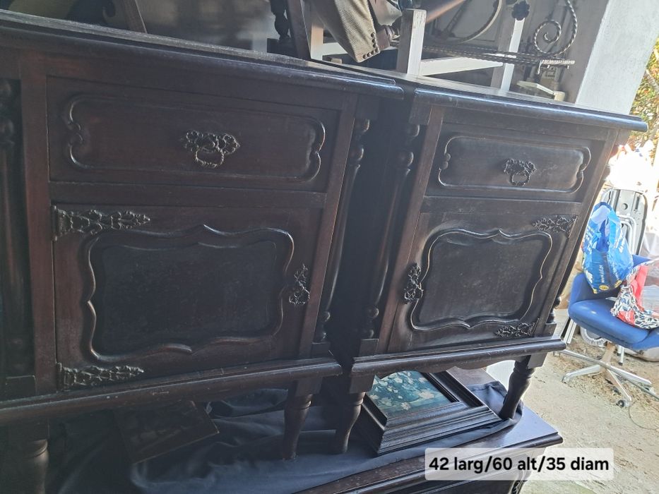 Duas mesas cabeceira Queen Anne