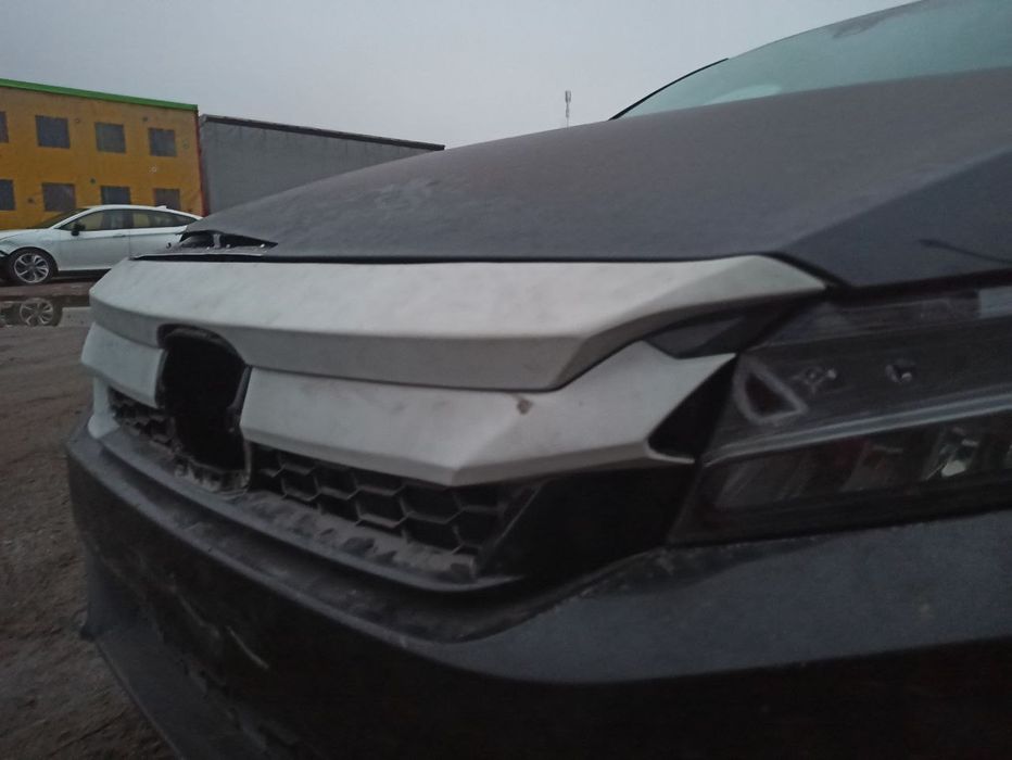 Центральний молдинг решетки радиатора Honda Clarity