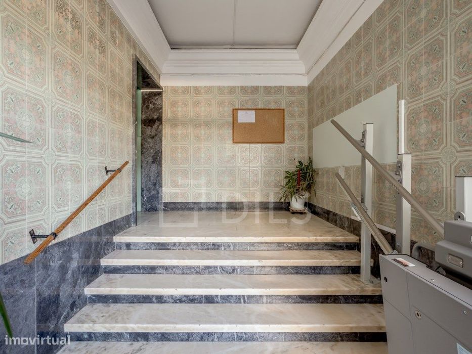 Apartamento T2 com varanda e elevador, em Oeiras.