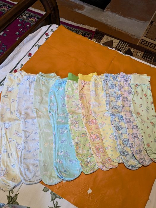 Повзунки, сорочки, розпашонки, шапочки для новонароджених у пологовий