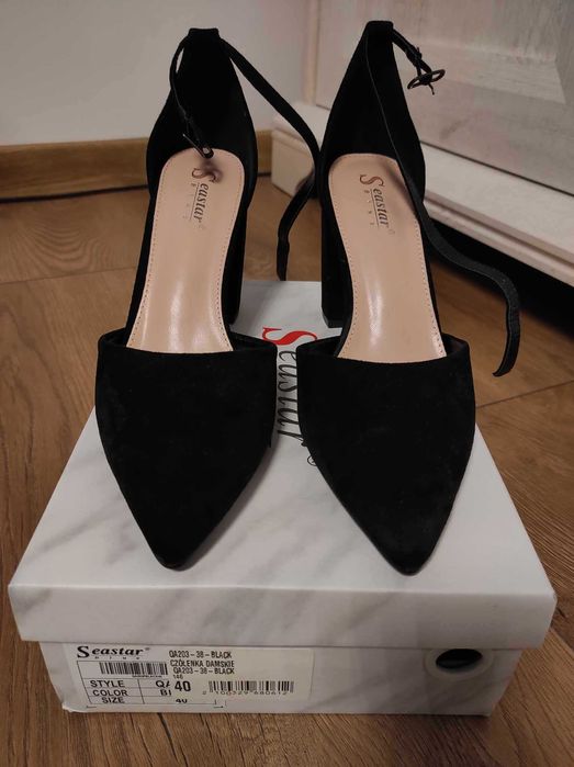 czarne czółenka na słupku