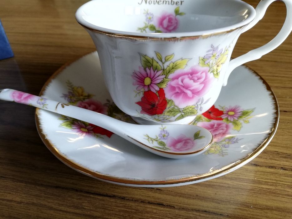 Chávena de chá, pires e colher, mês de Novembro