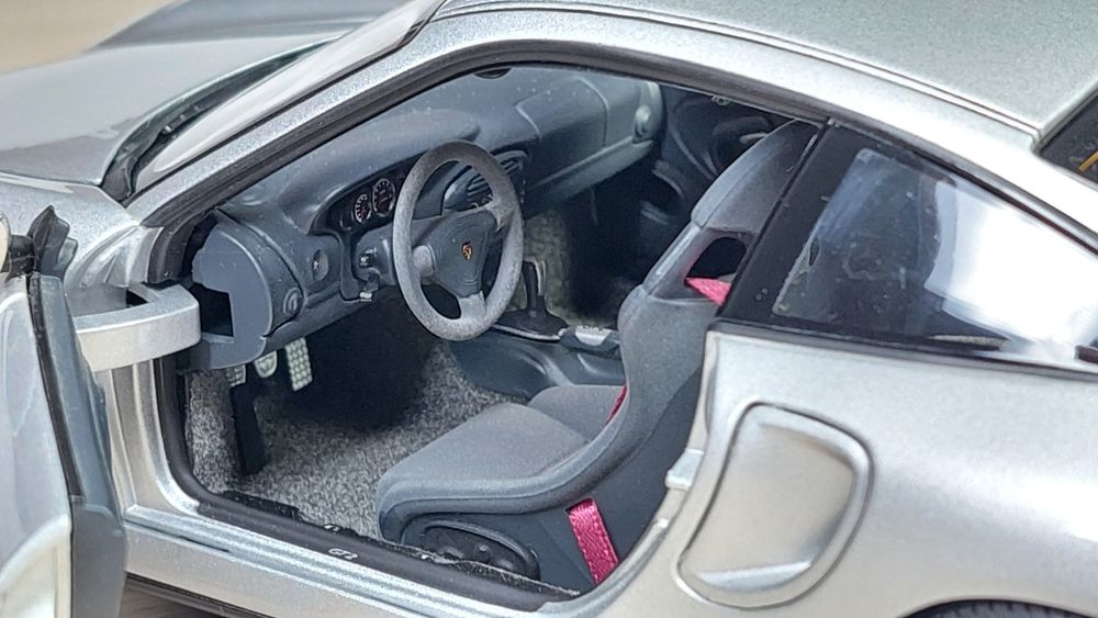 Модель Autoart Porsche 911 GT2 1:18