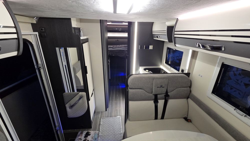 Wynajem Kamper Ford Kronos 284 Półintegra 5 osobowa. Model 2026 rok !