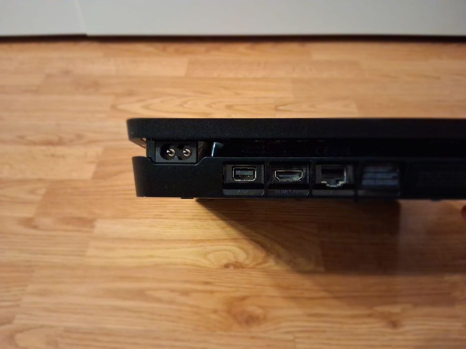 Konsola Ps4 slim +dwa pady +ładowarka +słuchawki.
