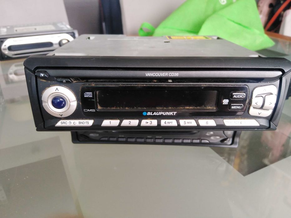 Auto rádios e mala de 10 CDS