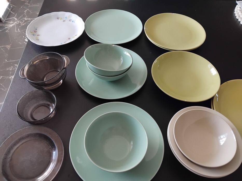 Zestaw talerzy i miseczek obiadowych