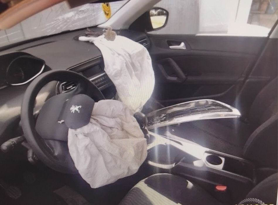 vendo Peugeot 308 II 1.6 HDI 100CV de 2017 acidentado salvado