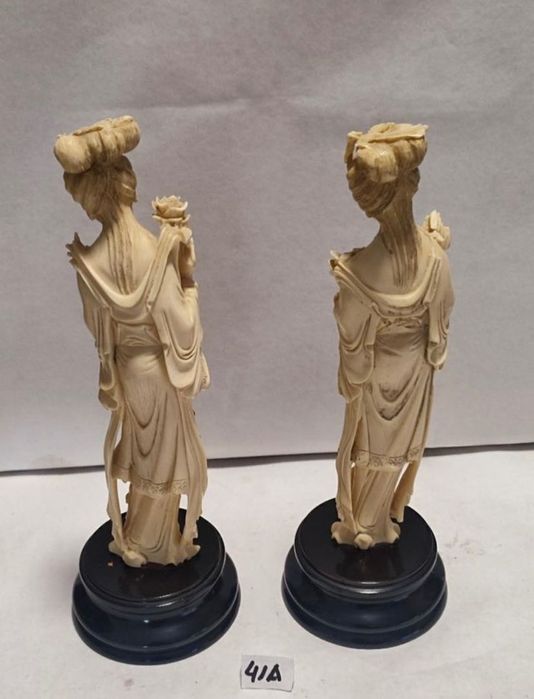 Par de figuras orientais okimonos de geisha