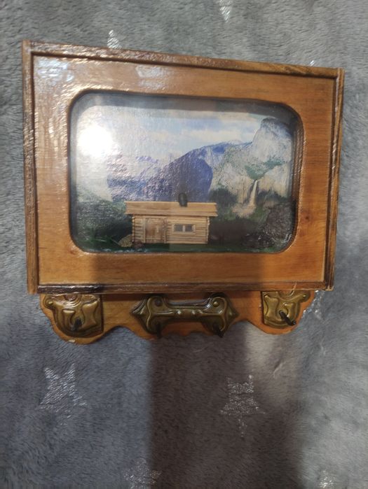 Старинная деревянная ключница