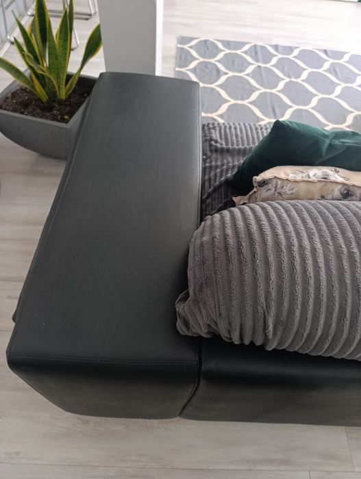 Sofá chaise longue (preto) pele.
