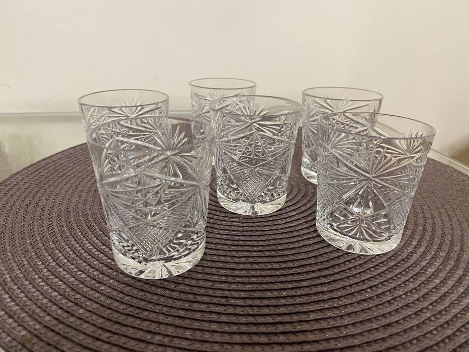 Хрустальные рюмки, вазы