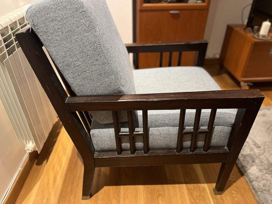 Cadeirao com estofo azul