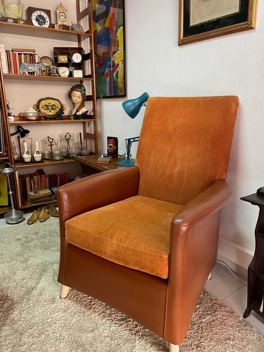 Poltrona de espaldar em pele e tecido