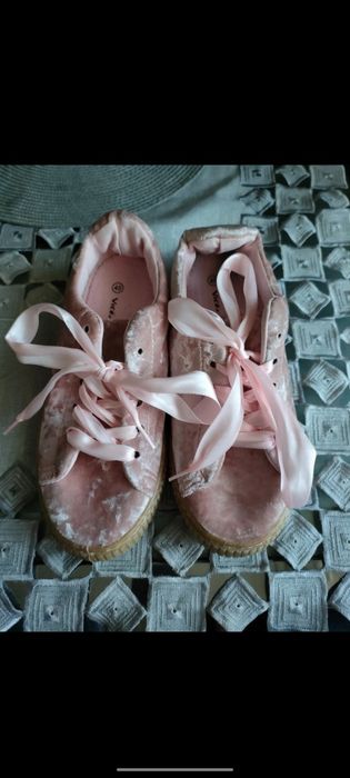 Buty damskie zamszowe.