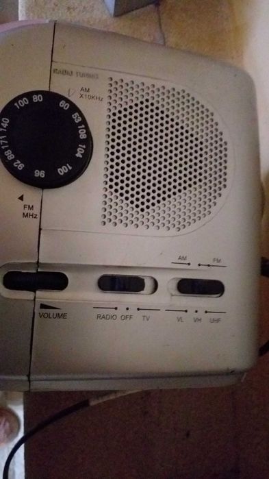 Mini televisão antiga com rádio
