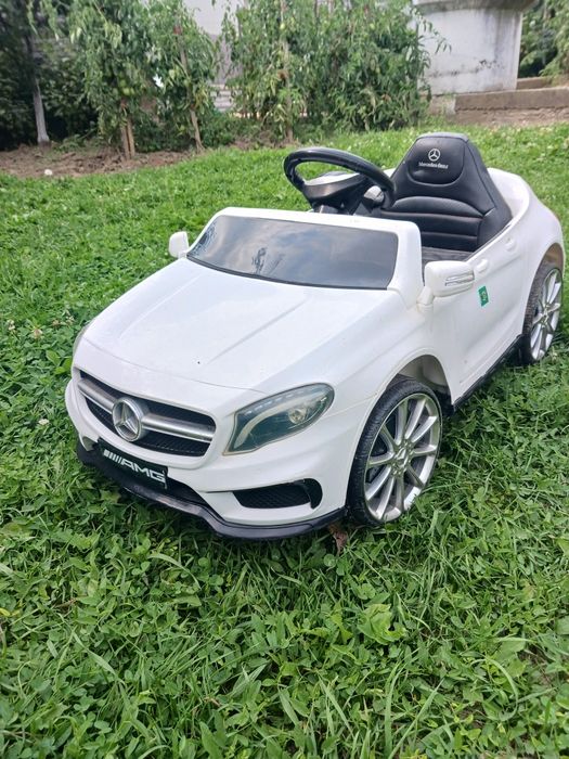 Дитячий електромобіль