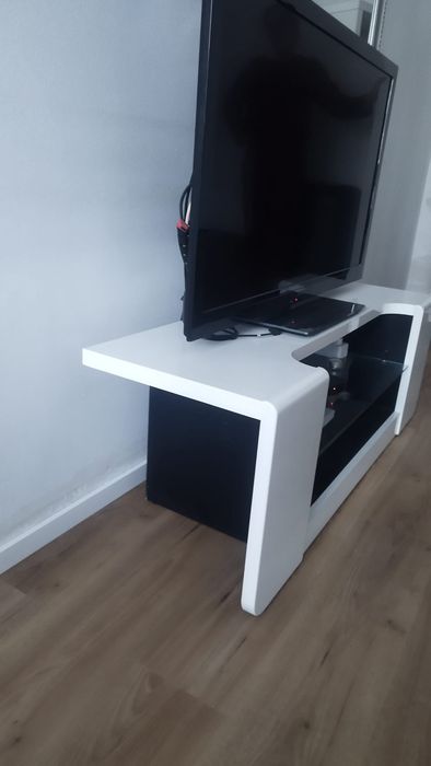 Móvel de TV branco lacado