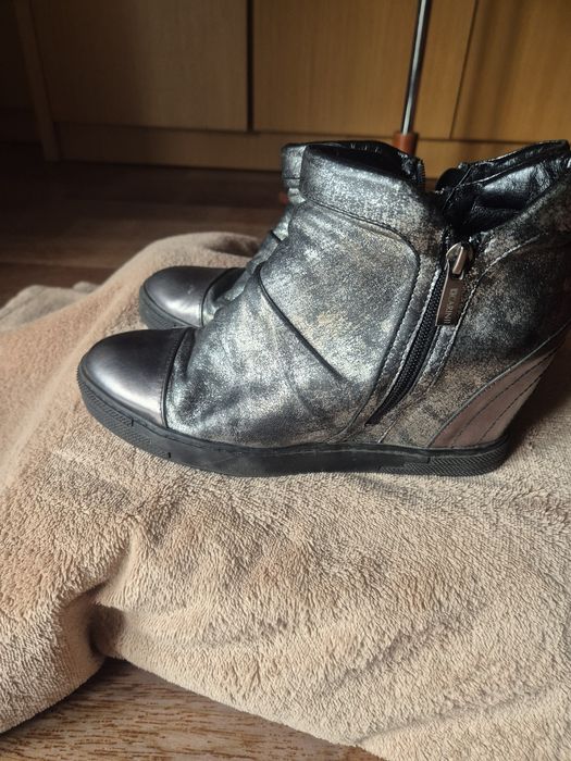 Sneakersy damskie na koturnie skóra naturalna  Carini srebrne