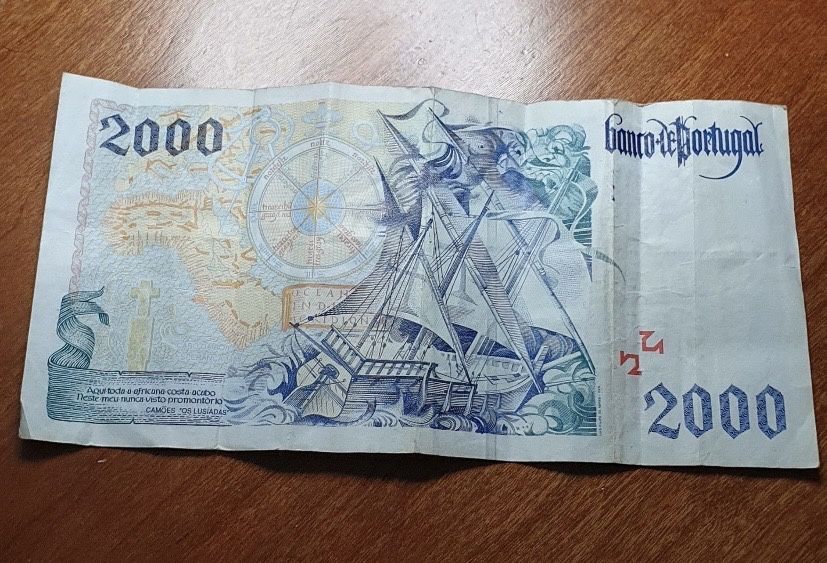 Vendo nota de 2000 mil escudos do ano de 1997 .