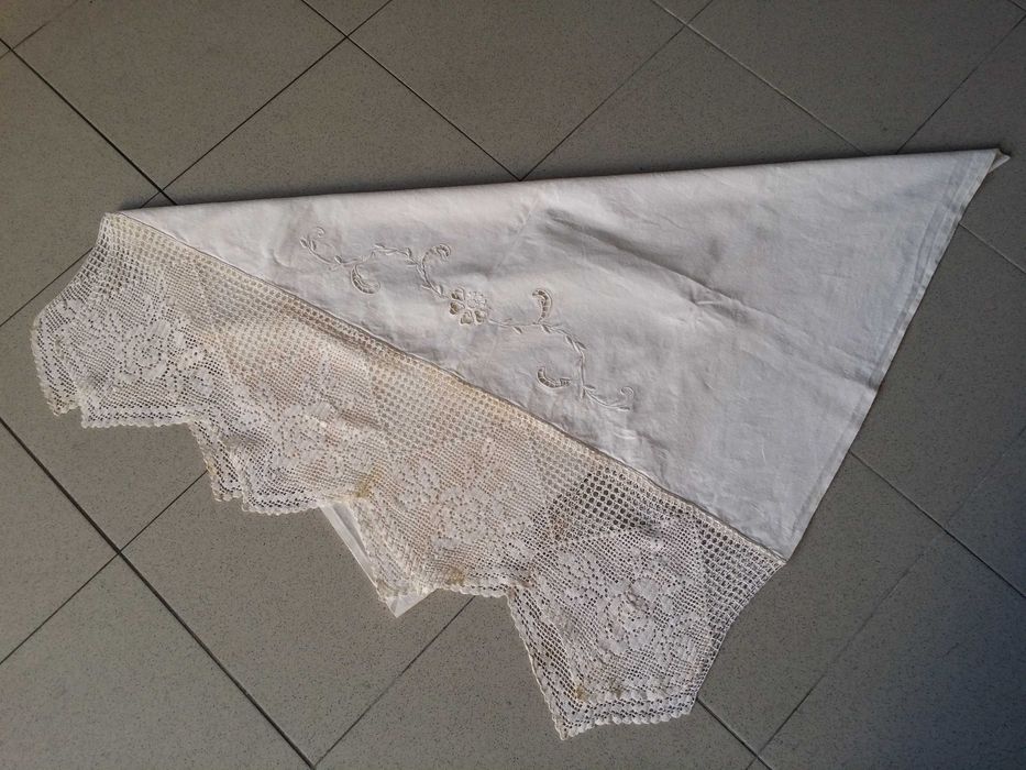 Toalha em Linho Bordada